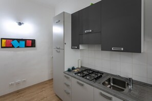 Ofen, Herdplatte, Wasserkocher mit Kaffee-/Teezubehör