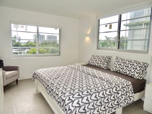 2 bedrooms, desk, iron/ironing board, travel crib - 2 beds sleeps 4-1 block from Lincoln Rd w/parking (Miami Beach)