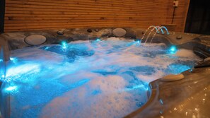 House | Outdoor spa tub