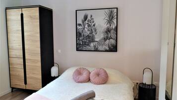 1 habitación, tabla de planchar con plancha, wifi gratis y ropa de cama