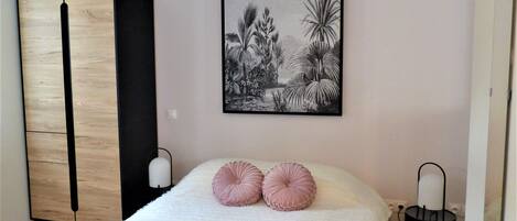 1 chambre, fer et planche à repasser, Wi-Fi gratuit, draps fournis