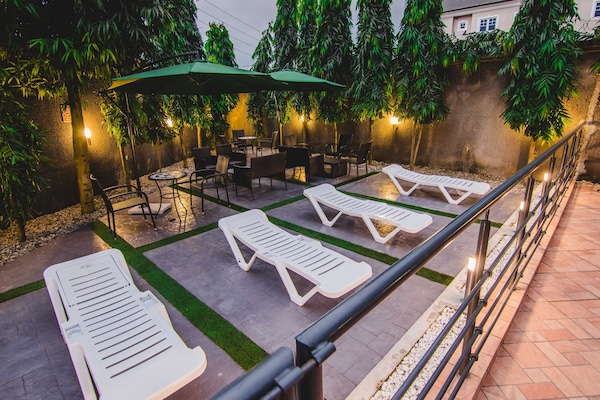 Una piscina al aire libre