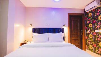 Executive Suite, 1 Bedroom | In-room safe, desk, laptop workspace, soundproofing