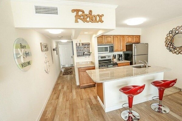 Fridge, microwave, oven, coffee/tea maker - TAMPA CONDO (Tampa)