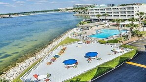 A resort with a swimming pool, sun loungers, and a view of the ocean. - TAMPA CONDO (Tampa)