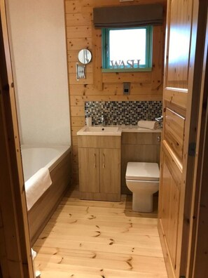 SĂšche-cheveux, serviettes fournies, savon, papier toilette