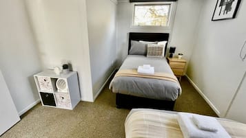 5 habitaciones, escritorio, tabla de planchar con plancha y wifi