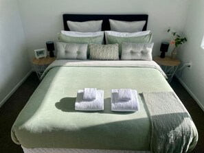 5 bedrooms, desk, iron/ironing board, WiFi - Perfect On The Park! (Tauranga)