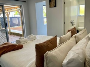 5 bedrooms, desk, iron/ironing board, WiFi