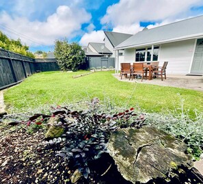 Outdoor dining - Perfect On The Park! (Tauranga)
