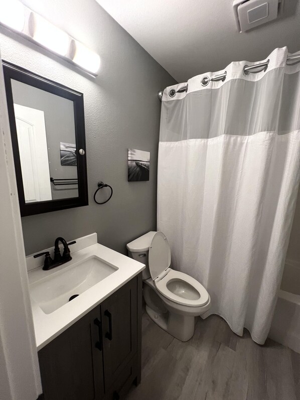 Haartrockner, Handtücher, Toilettenpapier