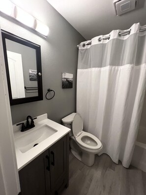 Haartrockner, Handtücher, Toilettenpapier