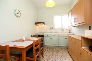 City Apartment | Private kitchen | Full-size fridge, oven, stovetop, cookware/dishes/utensils