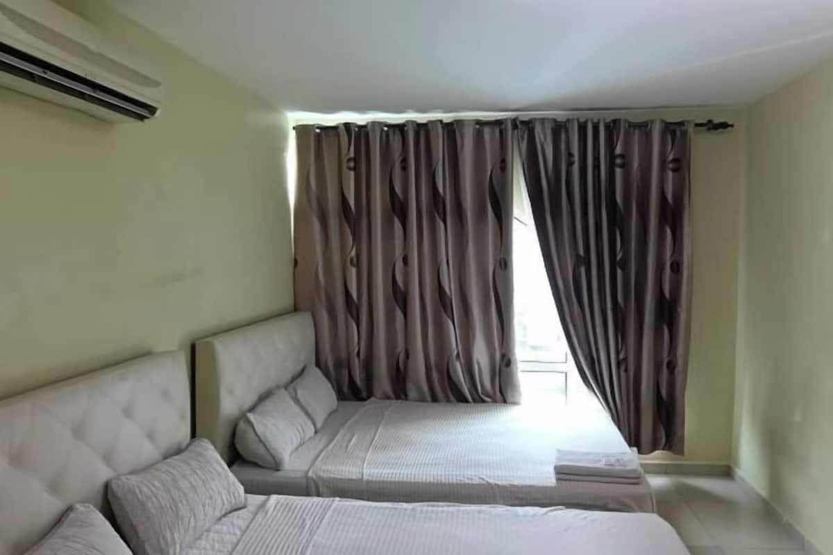Escritorio, sistema de insonorización, wifi gratis y ropa de cama