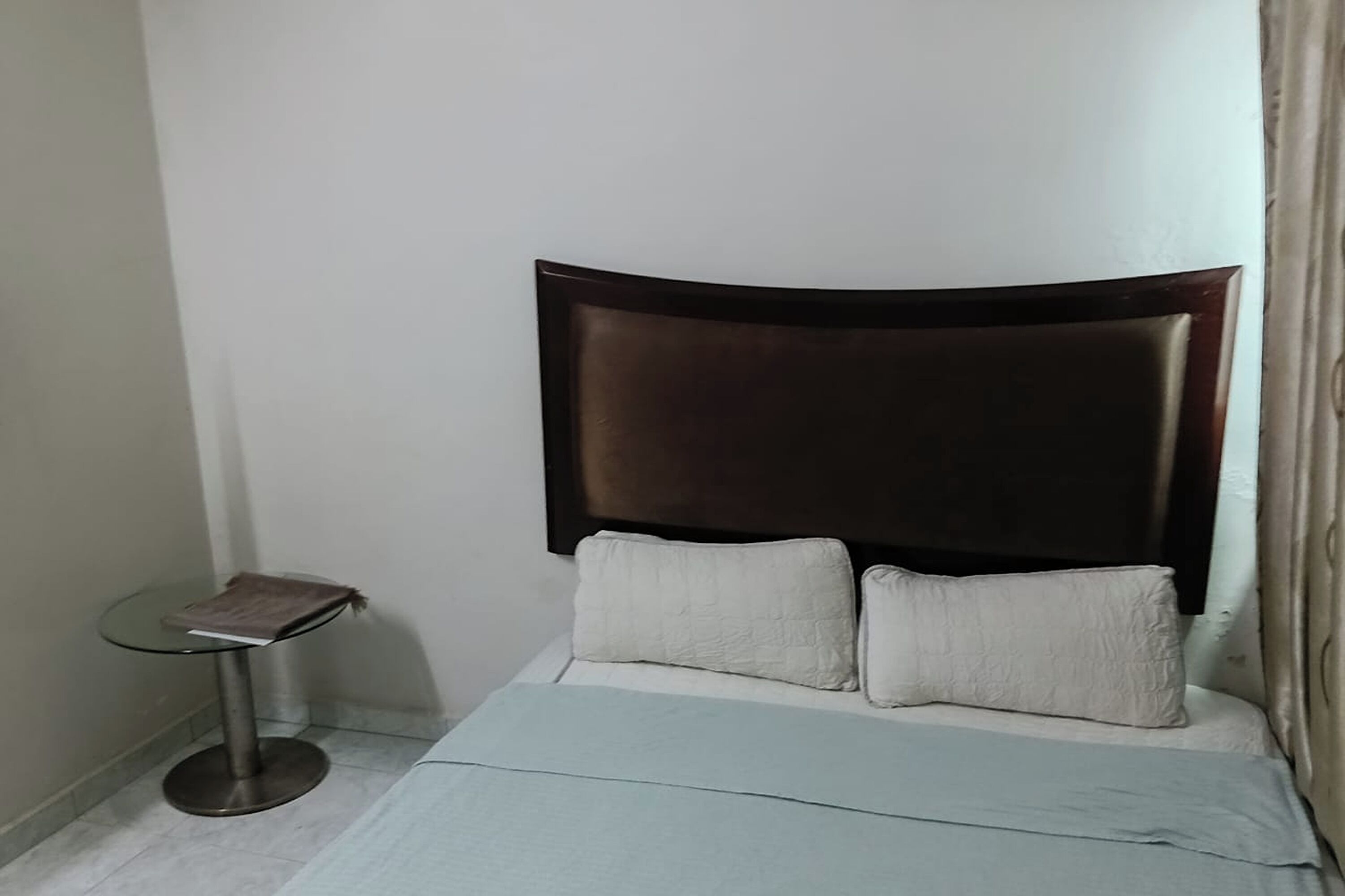 Desk, soundproofing, free WiFi, bed sheets