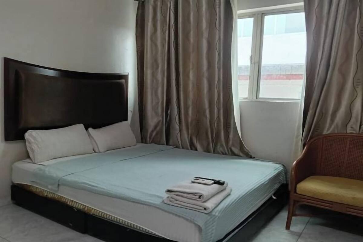 Escritorio, sistema de insonorización, wifi gratis y ropa de cama