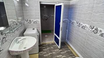 Haartrockner, Handtücher, Seife, Shampoo