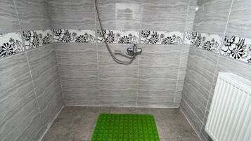 Haartrockner, Handtücher, Seife, Shampoo