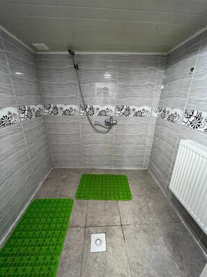 Haartrockner, Handtücher, Seife, Shampoo