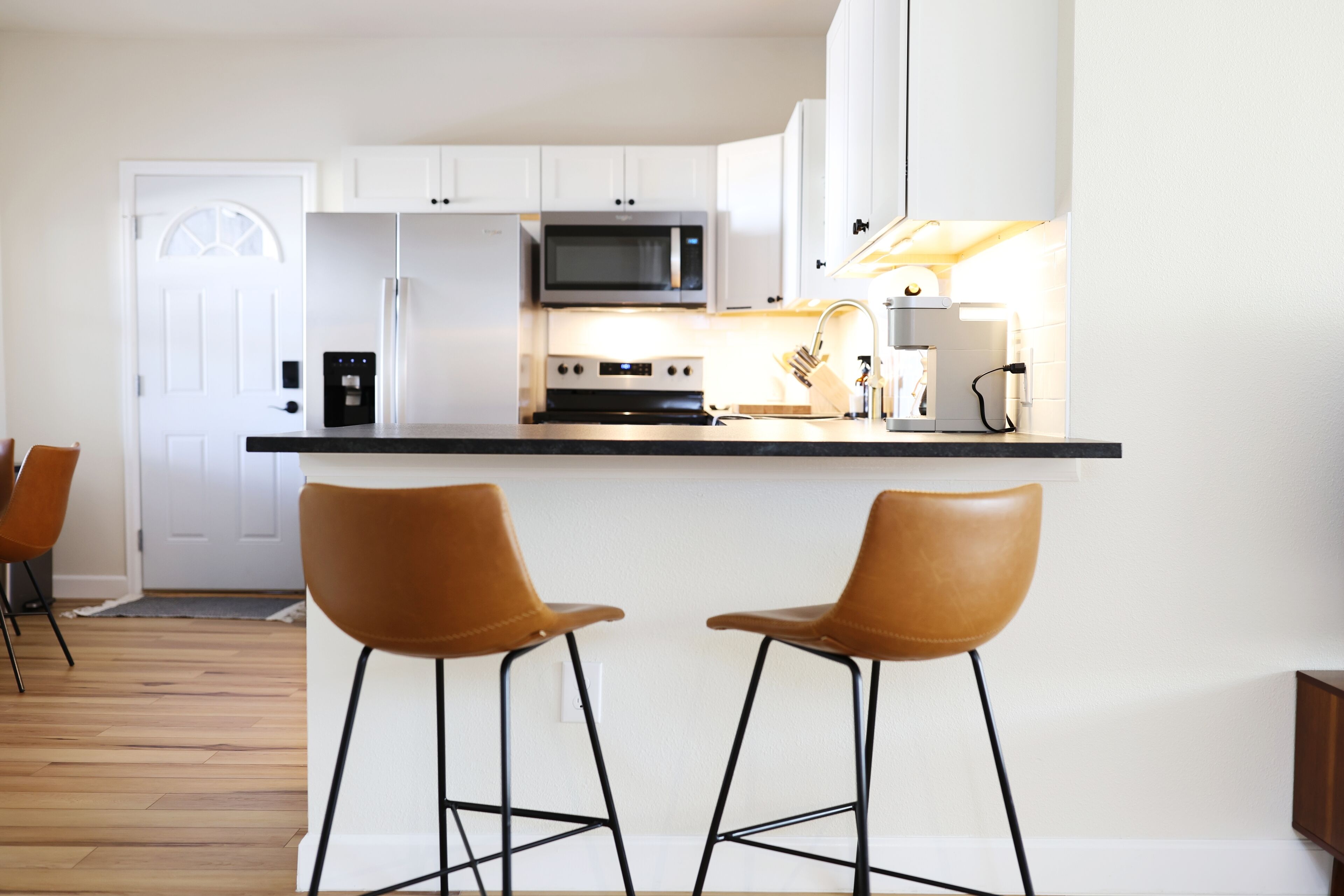 Kjøleskap, mikrobølgeovn, ovn og kokeplater