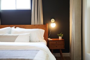 2 habitaciones, escritorio y tabla de planchar con plancha