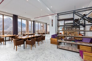Petit déjeuner, déjeuner et dîner servis sur place