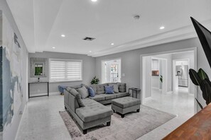 Interior - Hollywood Lakes Beachside Oasis: 3BR, Game Room, Heated Pool And Spa (Hollywood)