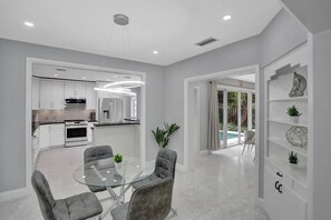 Private kitchen - Hollywood Lakes Beachside Oasis: 3BR, Game Room, Heated Pool And Spa (Hollywood)