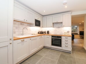 Fridge, dishwasher, electric kettle, toaster - Hazelrigg Cottage (Ulverston)