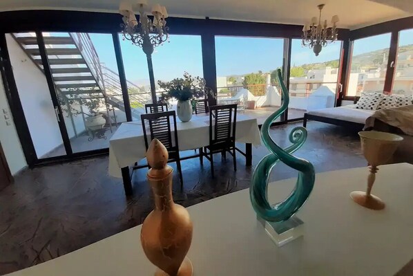 المنشأة من الداخل