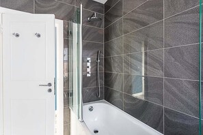 Baignoire, sèche-cheveux, serviettes fournies