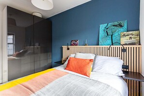 2 habitaciones, escritorio y tabla de planchar con plancha