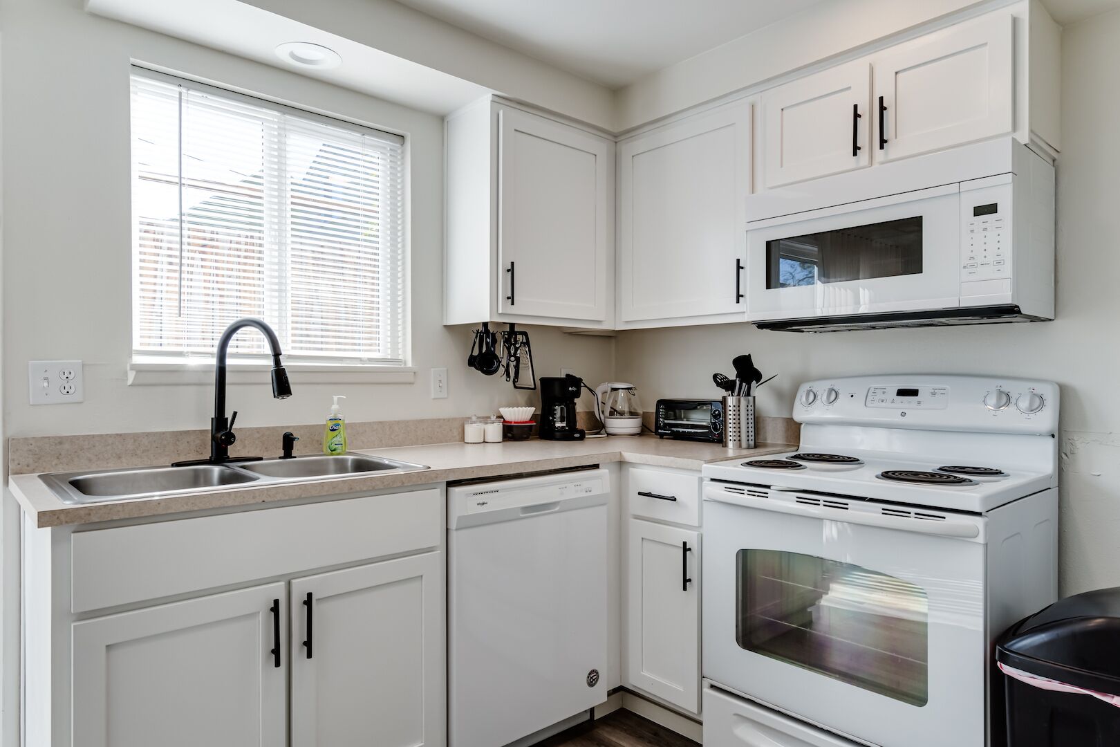 冷蔵庫、電子レンジ、オーブン、コンロ