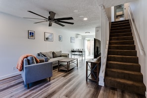 TV - 😍 Condo (#2) UO, Autzen Stadium, Amazon Park, Enjoy Eugene! (Eugene)