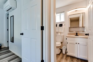 SĂšche-cheveux, serviettes fournies