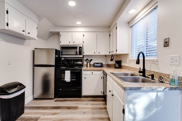 Coffee/tea maker, fridge, microwave, oven