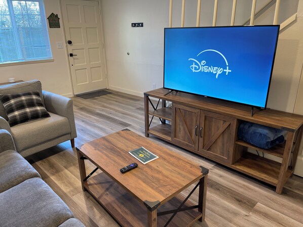 Smart TV - UO-KingBd-AC-CouchBd-ComfyClean-Autzen-AmazonPark-GreatWalkBikeScore (Eugene)