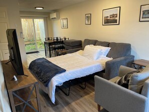1 bedroom, iron/ironing board, travel cot, WiFi - UO-KingBd-AC-CouchBd-ComfyClean-Autzen-AmazonPark-GreatWalkBikeScore (Eugene)