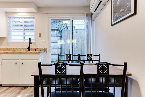 Dining - UO-KingBd-AC-CouchBd-ComfyClean-Autzen-AmazonPark-GreatWalkBikeScore (Eugene)