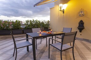 Outdoor dining - Modern apartment in Chiaia on two levels with panoramic terrace (Napoli)