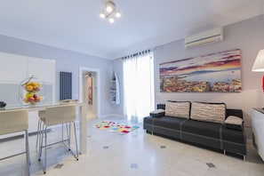 Smart TV, books - Modern apartment in Chiaia on two levels with panoramic terrace (Napoli)