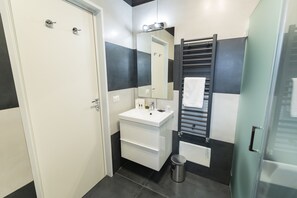 Shower, hair dryer, bidet, towels - Modern apartment in Chiaia on two levels with panoramic terrace (Napoli)