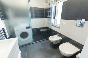 Douche, sèche-cheveux, bidet, serviettes fournies