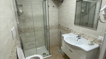 Shower, hair dryer, bidet, towels