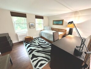 3 bedrooms, desk, free WiFi, bed sheets