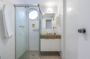 Apartment | Bathroom | Shower, rainfall showerhead, hair dryer, towels - Yuca Parque na Augusta com piscina (São Paulo)