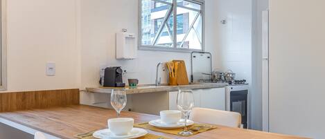 Refrigerador con congelador, microondas y cafetera de espresso