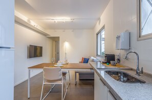 Apartment | Private kitchen | Full-size fridge, microwave, espresso maker, cookware/dishes/utensils - Yuca Parque na Augusta com piscina (São Paulo)
