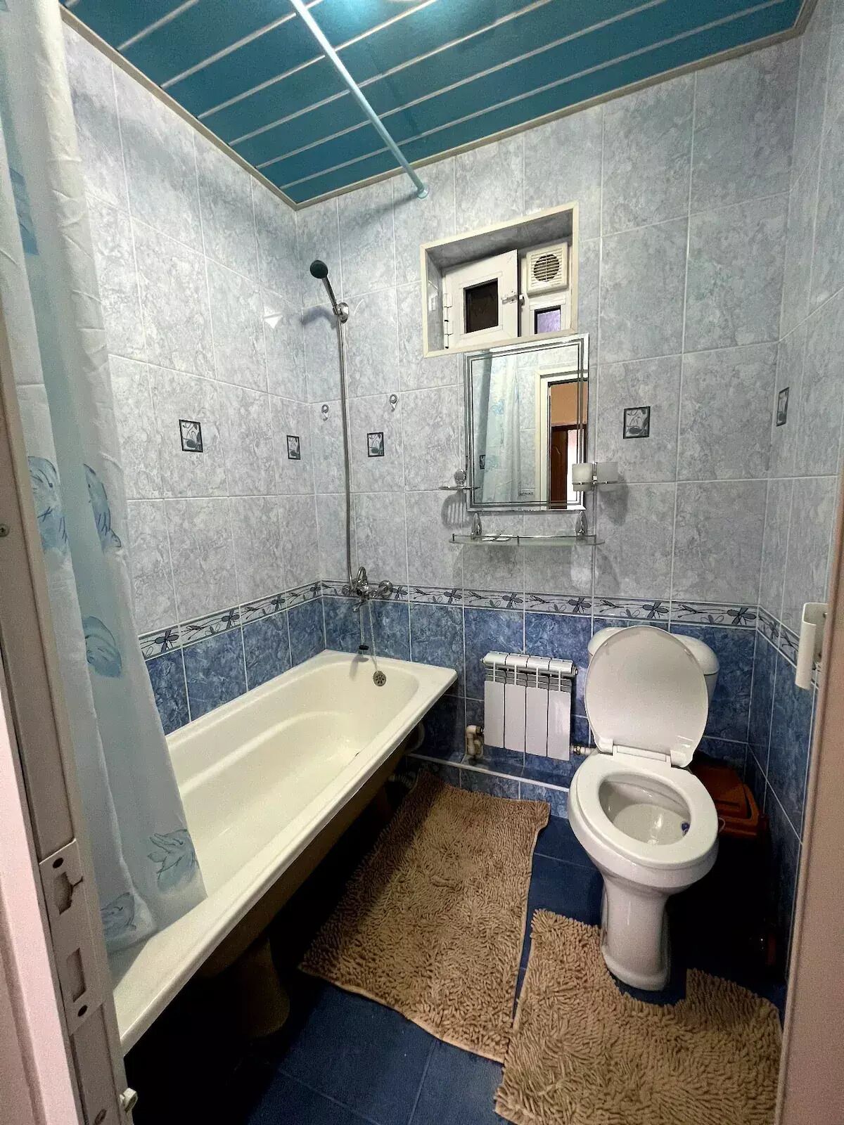 Sèche-cheveux, serviettes fournies, savon, shampoing