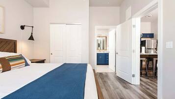 2 bedrooms, desk, iron/ironing board, WiFi